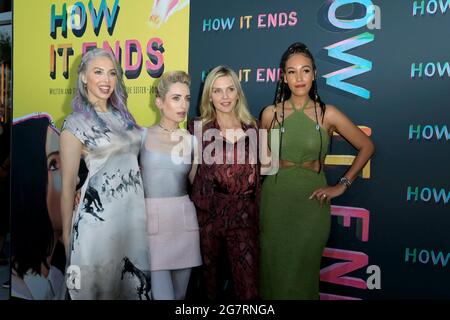 LOS ANGELES - JUL 15: Whitney Cumings, Zoe Lister-Jones, Rhea Seehorn, Tawny Newsome bei How IT Ends LA Premiere im NeueHouse Hollywood am 15. Juli 2021 in Los Angeles, CA Stockfoto