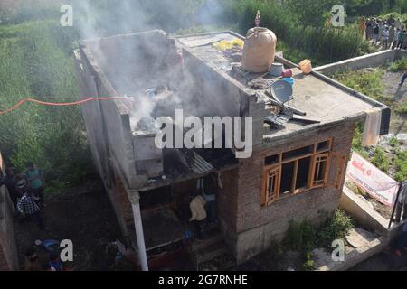 Srinagar. Juli 2021. Ein Haus wurde bei einer Begegnung zwischen Militanten und Sicherheitskräften in der Alamdar-Kolonie im Gebiet von Danmar Eidgah beschädigt. Srinagar. Kredit: Majority World CIC/Alamy Live Nachrichten Stockfoto