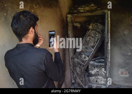 Srinagar. Juli 2021. Ein Haus wurde bei einer Begegnung zwischen Militanten und Sicherheitskräften in der Alamdar-Kolonie im Gebiet von Danmar Eidgah beschädigt. Srinagar. Kredit: Majority World CIC/Alamy Live Nachrichten Stockfoto