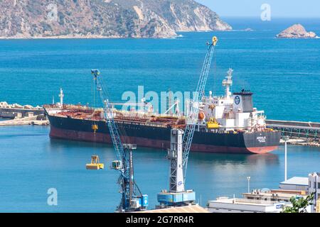 Blick auf den Hafen von Skikda, Schiffscontainer, Öltankschiffe. Stockfoto