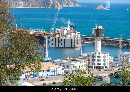 Blick auf den Hafen von Skikda, Schiffscontainer, Öltankschiffe. Stockfoto