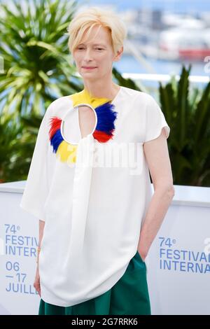 Palais des Festivals, Cannes, Frankreich. Juli 2021. Tilda Swinton posiert beim 'Memoria' Photocall. Bild nach Kredit: Julie Edwards/Alamy Live News Stockfoto