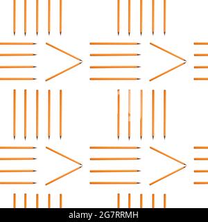Nahtloses Muster mit orangefarbenen Bleistiften auf weißem Hintergrund. Geometriekonzept. Zurück zum Schulkonzept. Büro, Schulbedarf. Stockfoto