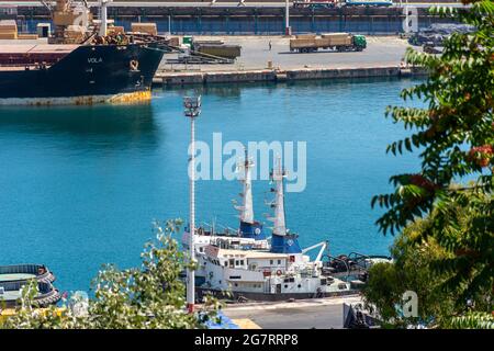 Blick auf den Hafen von Skikda, Schiffscontainer, Öltankschiffe. Stockfoto