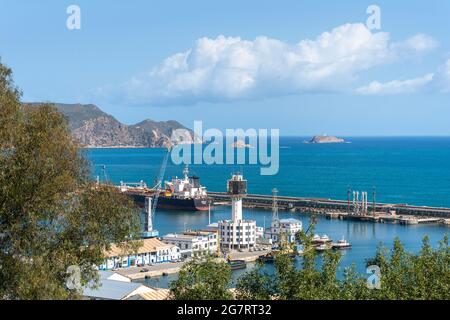 Blick auf den Hafen von Skikda, Schiffscontainer, Öltankschiffe. Stockfoto