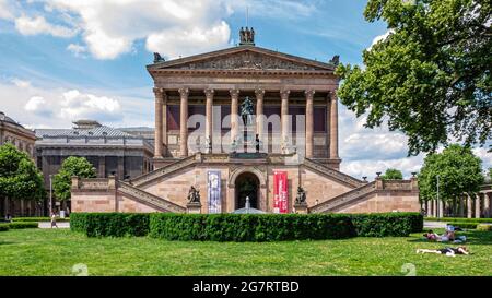 Alte Nationalgalerie (Alte Nationalgalerie) außen und Garten auf der Museumsinsel, A UNESCO World Heritage Site. Mitte, Berlin Stockfoto