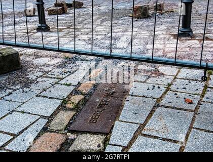 Pflastersteine und Plakette der Berliner Mauer entstehen aus eingezäunten Bauarbeiten am Alexanderufer, Mitte, Berlin Stockfoto