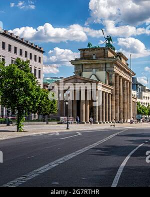 Kopfsteinpflaster markieren die Stelle der Berliner Mauer neben dem Brandenburger Tor in der Ebertstraße, Mitte, Berlin Stockfoto