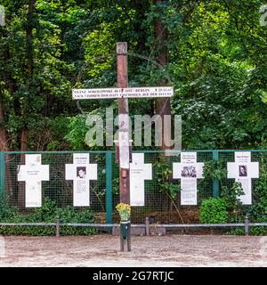 Weiße Kreuze. Gedenkstätte für die Opfer der Berliner Mauer neben dem Tiergarten, Mitte Berlin. Stockfoto