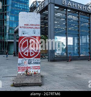 Das Berliner Mauersegment appelliert an die Freiheit in Belarus. Protest gegen Mauerreste am Potsdamer Platz, Mitte, Berlin Stockfoto