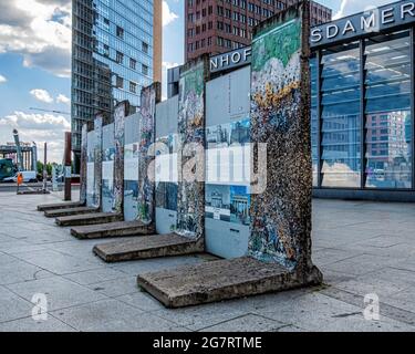 Berliner Mauersegmente und Betonfliesen markieren den Standort der Berliner Mauer am Potsdamer Platz, Mitte Berlin. Stockfoto