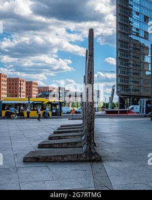 Berliner Mauersegmente und Betonfliesen markieren den Standort der Berliner Mauer am Potsdamer Platz, Mitte Berlin. Stockfoto