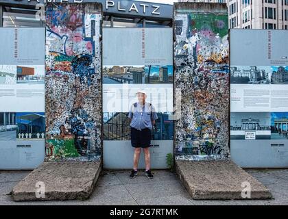 Berliner Mauersegmente und Betonfliesen markieren den Standort der Berliner Mauer am Potsdamer Platz, Mitte Berlin. Stockfoto