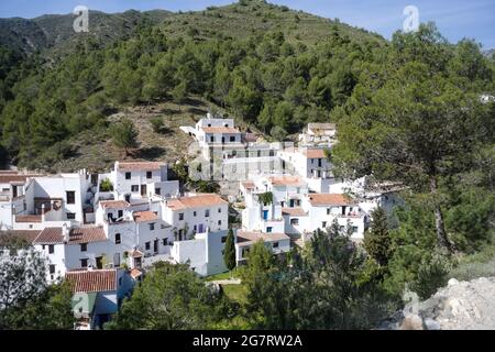 Hübsches spanisches Dorf El Acebuchal. Blick in den hohen Winkel auf den kleinen Weiler mit traditionellen weiß getünchten Stadthäusern. Landschaftsbild. Hintergrund von Stockfoto