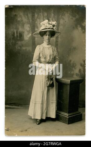 Originalpostkarte aus dem frühen 20. Jahrhundert mit sehr schlanken Frauen, die einen mit Blumen geschmückten Hut tragen, veröffentlicht im Februar 1913 aus Lancaster, Großbritannien