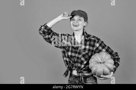 Voller Positivität. Alles gute zum Erntedankfest. Frohe halloween. Gesunde Ernährung wächst. Retro Frau halten Kürbis. Mädchen mit Kürbis. Landwirt Ernte in Stockfoto