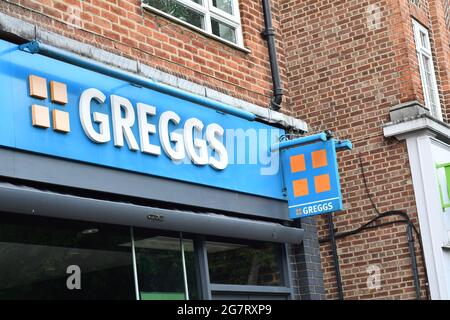 Greggs, die Bäckerei, Logo-Tafel vor einem ihrer Geschäfte in einer Londoner Hauptstraße, Greggs plc Stockfoto