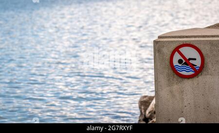 Kein Schwimmschild neben dem Wasser. Stockfoto