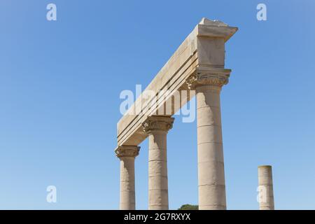 Ionische Ordnungssäulen, architektonisches Detail der echten griechisch-römischen Stadt Empuries Stockfoto