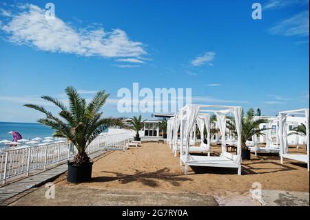 Weißer Baldachin und Vorhänge am Sonnenstrand am Schwarzen Meer in Bulgarien. Urlaub im Sommer. Stockfoto