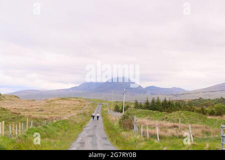 Blick auf die Paps des Jura von der Isle of Islay vor der Westküste Schottlands. Die kleine Insel ist berühmt für ihre vielen Whisky-Brennereien. Stockfoto