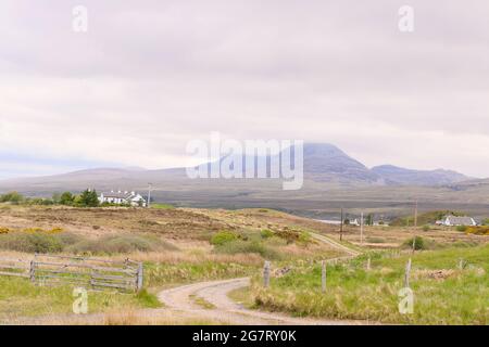 Blick auf die Paps des Jura von der Isle of Islay vor der Westküste Schottlands. Die kleine Insel ist berühmt für ihre vielen Whisky-Brennereien. Stockfoto