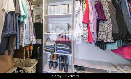 Pano voll kleiner begehbarer Schrank mit Körben und Gewölbe innen Stockfoto