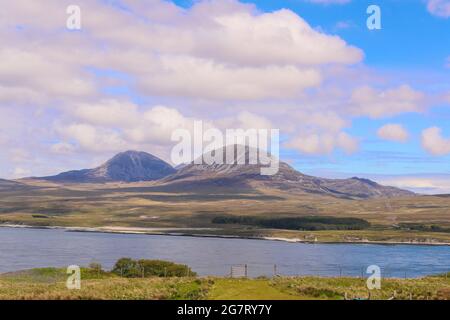 Blick auf die Paps des Jura von der Isle of Islay vor der Westküste Schottlands. Die kleine Insel ist berühmt für ihre vielen Whisky-Brennereien. Stockfoto