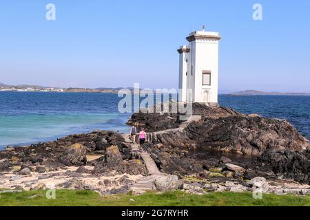 Carraig Fhada Lighthouse auf der Isle of Islay vor der Westküste Schottlands. Die kleine Insel ist berühmt für ihre vielen Whisky-Brennereien. Stockfoto