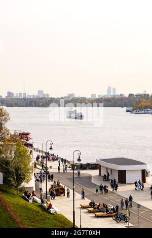 MOSKAU, RUSSLAND NOVEMBER 16 2020: Nördlicher Damm der Flussstation Stockfoto