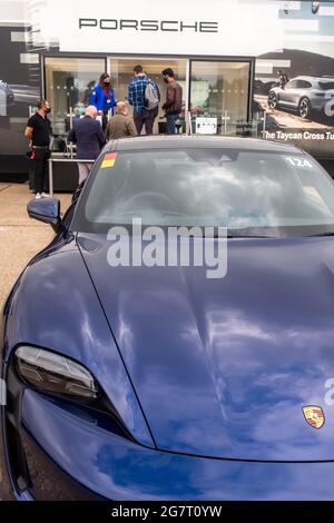 Elektrischer Porsche Taycan 4S in Neptune Blue, Millbrook Test Track, Bedfordshire, Großbritannien Stockfoto