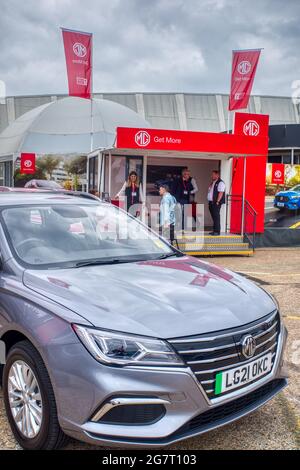 Elektrischer MG-Wagen, hergestellt für den britischen Markt durch SIAC in China, ein grauer MG SS EV, Millbrook Proving Ground Test Track, Bedfordshire, Großbritannien Stockfoto