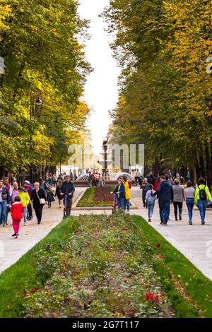 MOSKAU, RUSSLAND NOVEMBER 16 2020: Park der Nordstation. Menschen, die in der Nähe des Brunnens entlang einer Gasse gehen Stockfoto