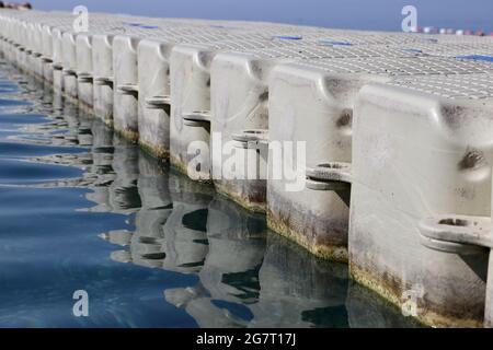 Plastic Pontoon Walkway Schwimmend Auf Den Kleinen Wegen Im Meer Stockfoto