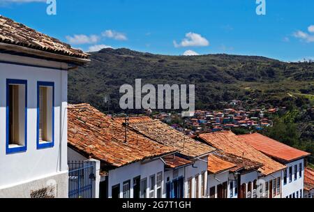 Koloniale Fassaden mit Blick auf Diamantina, historische Stadt in Brasilien Stockfoto