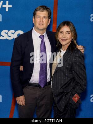 WEST HOLLYWOOD, KALIFORNIEN - 15. JULI 2021: Bill Lawrence, Schöpfer/leitender Produzent, und Christa Miller besuchen Apples Premiere der Saison 2 in Ted Lasso Stockfoto