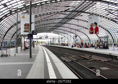 BERLIN, DEUTSCHLAND - 10. Dezember 2020: Eine horizontale Aufnahme des Berliner Hauptbahnhofs und der wartenden Passagiere Stockfoto