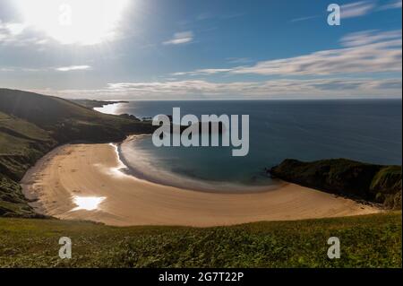 Blick auf den Torimbia Beach an einem Sommertag. Torimbia Beach befindet sich in der Stadt Niembro, in der Nähe der Stadt Llanes, in Asturien. Es ist ein Strand, der Stockfoto