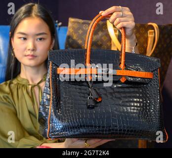 Bonhams, London, Großbritannien. 16. Juli 2021. Verkauf von Designer Fashion und Handtaschen (findet am 20. Juli statt). Im Besitz von Bonhams Katalog Suzi Yang, A Black and Orange H Shiny Crocodile Birkin35, Hermès, Limited Edition 2007, Schätzung: £18,000-22,000. Quelle: Malcolm Park/Alamy Live News Stockfoto