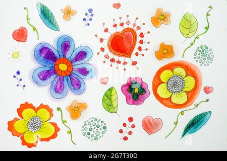 Fröhliches Aquarellmuster mit Blumen, Blättern, Herzen und Beeren. Blumenfeld handgezeichneter abstrakter Hintergrund. Blumenkarte. Stockfoto