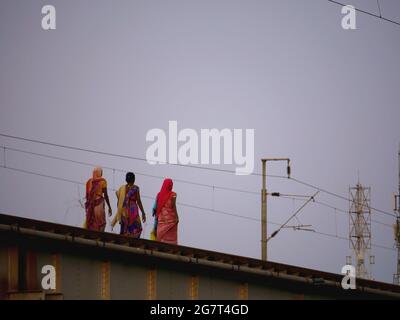 Drei indische arme Dame geht auf Eisenbahnbrücke um industriellen Hintergrund, Menschen Lifestyle-Konzept Bild Stockfoto