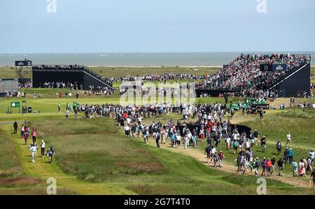 Am zweiten Tag der Open im Royal St. George's Golf Club in Sandwich, Kent, ziehen sich die Massen zwischen 15. Und 12. Bilddatum: Freitag, 16. Juli 2021. Stockfoto