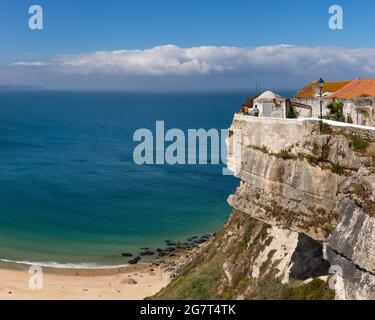 Nazare, Portugal - 28. Juni 2021: Meerblick vom Miroudouro do Suberco in Sitio de Nazare aus gesehen Stockfoto