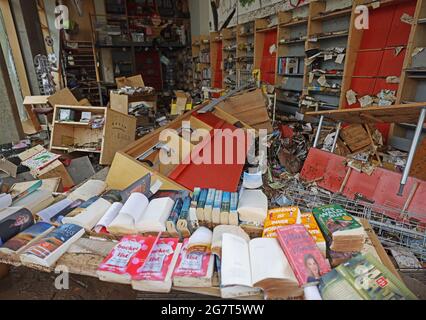 16. Juli 2021, Nordrhein-Westfalen, Gemünd: Eine Buchhandlung in Gemünd ist nach dem Platzen der Urft am Ufer verwüstet. Die Hochwassersituation in Teilen Nordrhein-Westfalens ist nach wie vor sehr angespannt. Foto: Oliver Berg/dpa Stockfoto