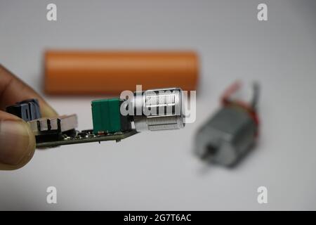 pwm-Drehzahlregler für tragbaren Gleichstrommotor mit gleichstrommotor und Batterie im Hintergrund Stockfoto