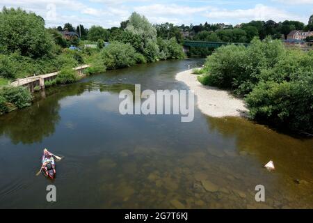 Hereford der Fluss Wye sah fließen durch die Eeign Hill Bereich der Stadt Juli 2021 Stockfoto