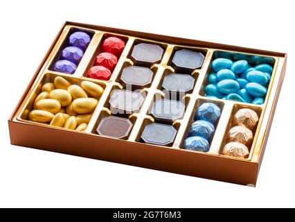 Verpackte Pralinen auf weißem Hintergrund isoliert Stockfoto