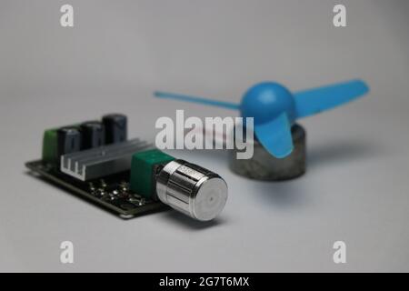 DC-Motor pwm-Drehzahlcontrollerplatine und dvd-Motor mit Lüfter im Hintergrund Stockfoto