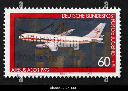 DEUTSCHLAND - CIRCA 1980: Ein in Deutschland gedruckter Stempel zeigt Airbus A300, 1972, Airplane, circa 1980 Stockfoto