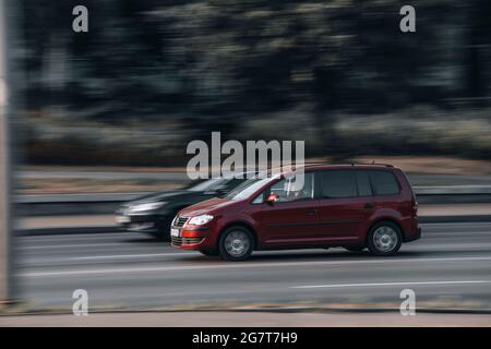 Ukraine, Kiew - 16. Juli 2021: Rotes Volkswagen Touran-Auto fährt auf der Straße. Redaktionell Stockfoto